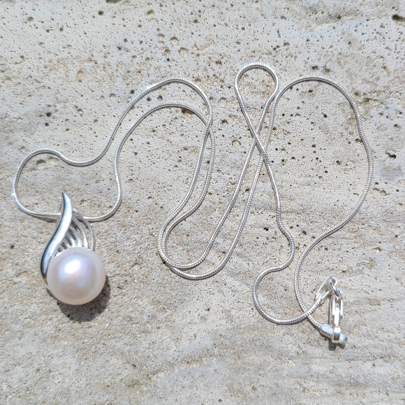 Natural White Freshwater Pearl Sterling Pendant and Chain - Picture 3 of 5